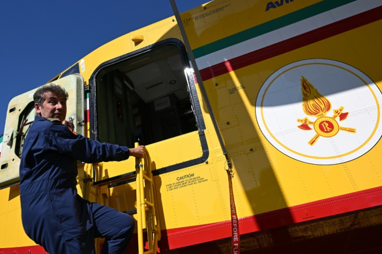 Le capitaine Francesco Morgante, commandant de la flotte de Canadair en Italie, monte à bord d’un bombardier d’eau à l’aéroport de Ciampino, à Rome, le 30 septembre 2026 ( AFP / Andreas SOLARO )