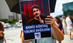 Une personne soutenant Deniz Göktas brandit l'effigie de l'humoriste arrêté, avec le mot d'ordre "Deniz Göktas n'est pas seul !", à Istanbul, le 3 juillet 2026 ( AFP / Yasin AKGUL )