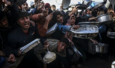 Distribution alimentaire dans le camp de Khan Younès, dans la bande de Gaza, le 26 février 2026 ( AFP / BASHAR TALEB )