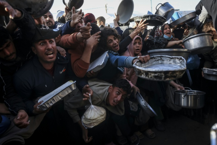Distribution alimentaire dans le camp de Khan Younès, dans la bande de Gaza, le 26 février 2026 ( AFP / BASHAR TALEB )