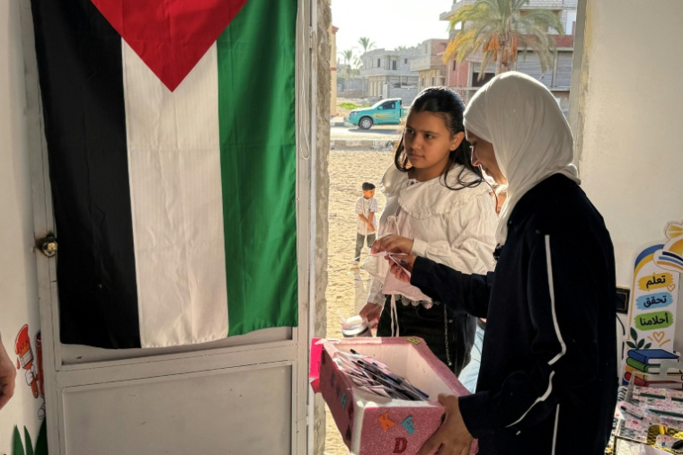 Hadeel Zourob (D), une enseignante palestinienne déplacée par la guerre à Gaza, dans sa classe à Al-Arish, dans le nord de l'Egypte, le 1er octobre 2026  ( AFP / Amr AHMED )
