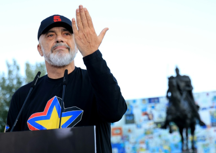 Le Premier ministre albanais Edi Rama après la victoire électorale de son Parti socialiste, sur la place centrale de Tirana, le 14 mai 2025 ( AFP / Adnan Beci )
