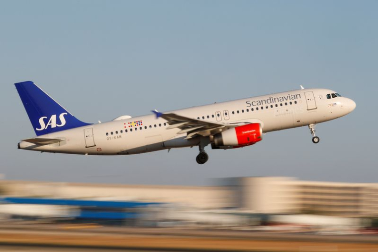 Un avion Airbus A320-200 de Scandinavian Airlines, connue sous le nom de SAS, décolle de l'aéroport de Palma de Majorque