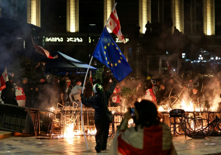 Des manifestants mettent le feu à des barricades lors d'élections locales en Géorgie, le 4 octobre 2025 à Tbilissi ( AFP / GIORGI ARJEVANIDZE )