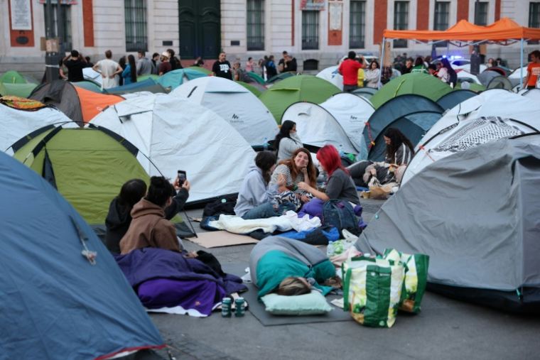 Des manifestants installés dans des tentes sur la Puerta del Sol à Madrid pour protester contre les expulsions de logements, le 27 septembre 2026 ( AFP / Thomas COEX )