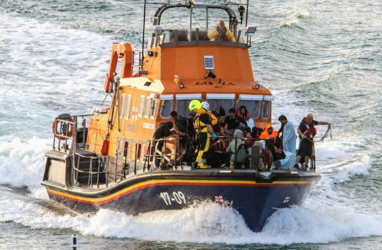 Des migrants qui tentaient de traverser la Manche secourus par un bateau britannique le 12 août 2023, après le naufrage de leur embarcation qui a fait sept morts ( AFP / Stuart Brock )