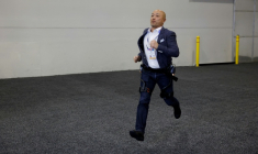 Un visiteur du salon de la technologie grand public CES essaie un exosquelette de Dnsys le 6 janvier 2026 à Las Vegas ( AFP / Caroline Brehman )