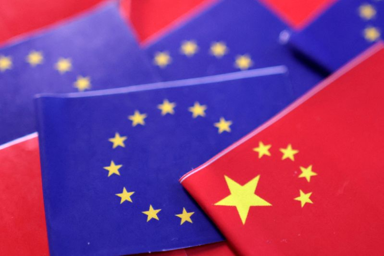 L'illustration montre les drapeaux de l'UE et de la Chine