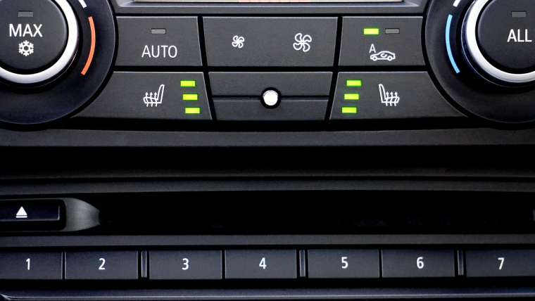 L'activation de la climatisation en voiture a un coût financier et environnemental. (illustration) (VariousPhotography / Pixabay)