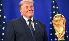 Le président américain Donald Trump se tient près du trophée de la Coupe du monde de la Fifa, lors d’une réception à la Trump Tower, à New York, le 17 juillet 2026 ( AFP / Mandel NGAN )