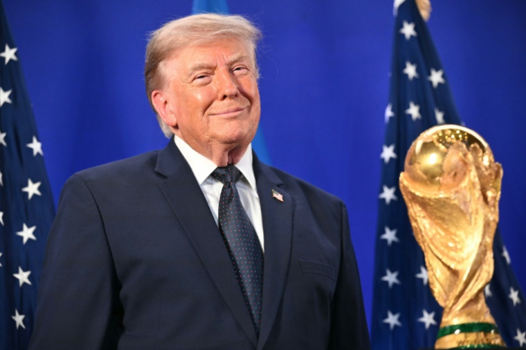 Le président américain Donald Trump se tient près du trophée de la Coupe du monde de la Fifa, lors d’une réception à la Trump Tower, à New York, le 17 juillet 2026 ( AFP / Mandel NGAN )