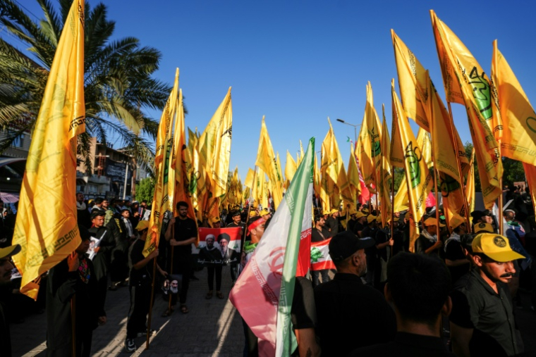 Des personnes en deuil rassemblées pour le cortège funèbre de l'ancien guide suprême iranien Ali Khamenei, le 8 juillet 2026 à Najfafen Irak ( AFP / Qassem al-KAABI )