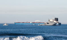 Le pétrolier Grinch, soupçonné d'appartenir à la flotte fantôme russe, au mouillage sous la garde de la Marine française dans le golfe de Fos, près du port de Marseille-Fos, le 25 janvier 2026 ( AFP / Thibaud MORITZ )