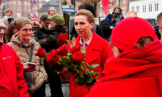La Première ministre sociale-démocrate Mette Frederiksen à Aalborg, lors des élections législatives au Danemark, le 24 mars 2026 ( Ritzau Scanpix / Henning Bagger )