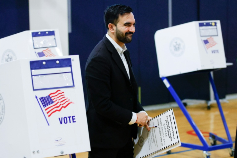 Zohran Mamdani, candidat à la mairie de New York, vote dans le quartier du Queens, le 4 novembre 2025 à New York ( AFP / Leonardo Munoz )