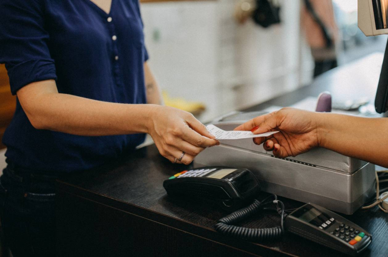 Bientôt la fin des tickets de caisse / iStock.com - supersizer