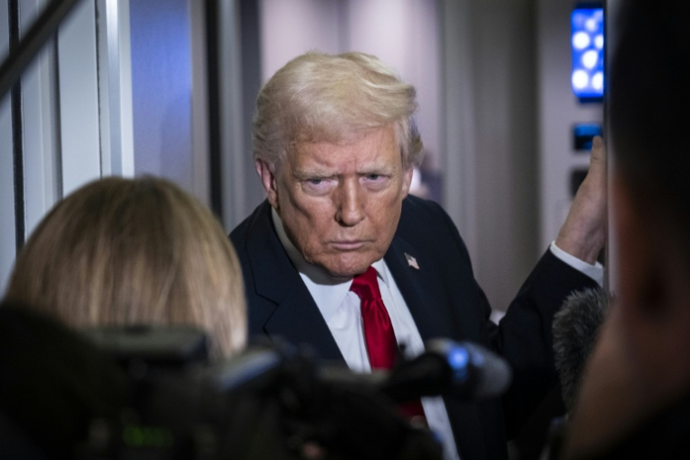 Le président américain Donald Trump à bord d'Air Force One le 25 novembre 2025 lors d'un vol vers la Floride ( GETTY IMAGES NORTH AMERICA / Pete Marovich )