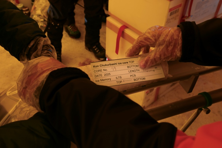 Une section de la carotte de glace du glacier de Kon Tchoukourbachi au Tadjiistan, en train d'être étiquetée, le 24 septembre 2025 ( AFP / Prakash MATHEMA )