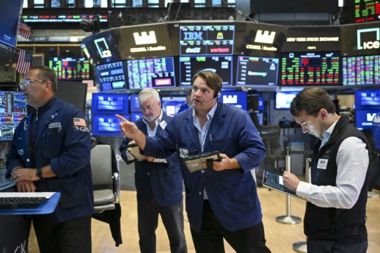 Des traders à la Bourse de New York le 24 août 2026 ( AFP / ANGELA WEISS )