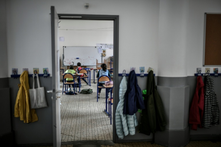 Pour Elisabeth Allain-Moreno, "l'urgence" est aussi de "reconsidérer l'école et les personnels", qui "voient leurs conditions de travail se dégrader" ( AFP / STEPHANE DE SAKUTIN )