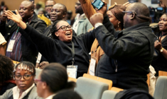 Des partisans du président élu de la Zambie, Hakainde Hichilema, célèbrent sa victoire après l'annonce de la Commission électorale de Zambie à Lusaka, le 18 août 2026 ( AFP / GIANLUIGI GUERCIA )