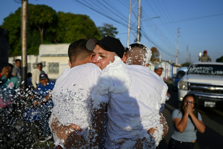 Reinardo Morillo retrouve ses enfants chez lui à San Fernando de Apure, dans l'ouest du Venezuela, le 26 février 2026, après sa libération en vertu de la loi d'amnistie ( AFP / Federico PARRA )