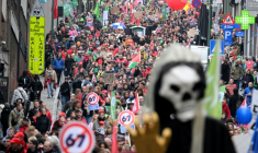 Des manifestants s'opposant à la politique budgétaire du gouvernement De Wever, à Bruxelles, le 14 octobre 2025 ( AFP / Nicolas TUCAT )