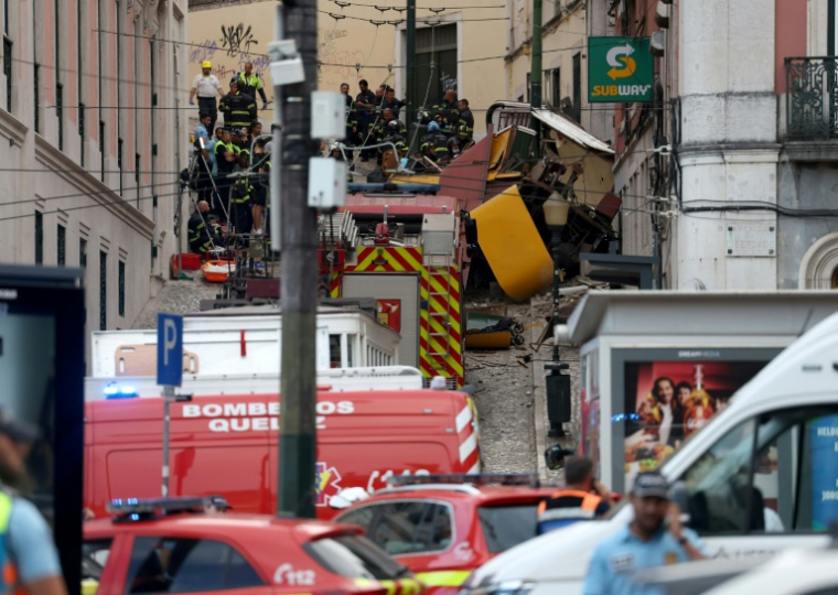 Police et pompiers sur le site de l'accident de funiculaire qui a fait plusieurs morts à Lisbonne, au Portugal, le 3 septembre 2025 ( AFP / PATRICIA DE MELO MOREIRA )