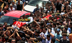 Les corps de Seif Musallet, un Américano-Palestinien de 20 ans, et de Mohammed al-Shalabi, un Palestinien de 23 ans, portés  par la foule le jour de leurs funérailles, à Al-Mazra'ah ash Sharqïyah, en Cisjordanie occupée, le 13 juillet 2025 ( AFP / Zain JAAFAR )