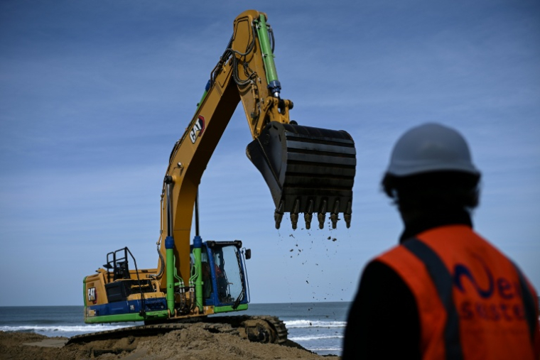 Un engin de chantier en action sur le site où est menée une expérimentation de lutte contre l'érosion marine, à Soulac-sur-Mer, en Gironde, le 10 avril 2026 ( AFP / Christophe ARCHAMBAULT )