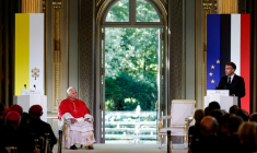 Le président français Emmanuel Macron tient un discours devant le pape Léon XIV à l'Elysée le 25 septembre 2026 ( POOL / Benoit Tessier )