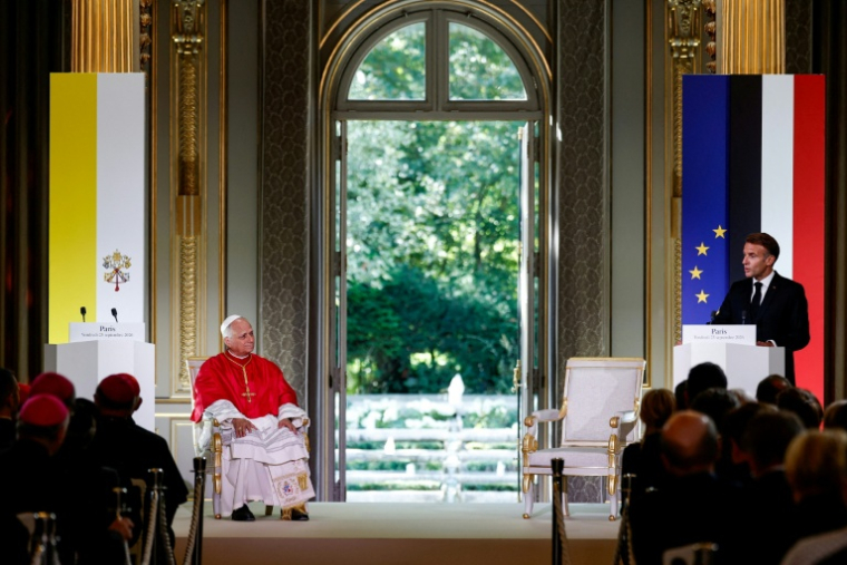 Le président français Emmanuel Macron tient un discours devant le pape Léon XIV à l'Elysée le 25 septembre 2026 ( POOL / Benoit Tessier )