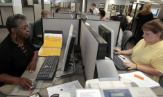 ÉTATS-UNIS: HAUSSE DES INSCRIPTIONS AU CHÔMAGE À 248.000