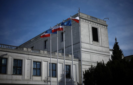 Les drapeaux polonais et européen flottent devant le bâtiment du Parlement polonais à Varsovie.