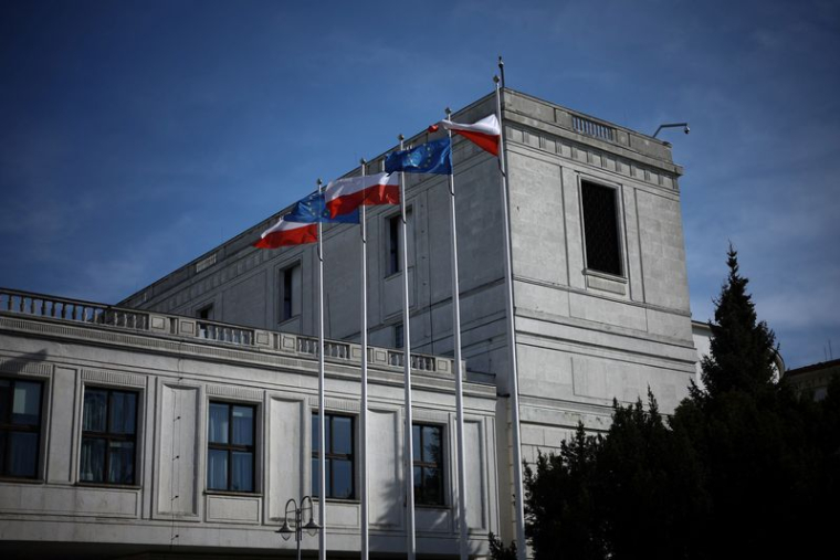 Les drapeaux polonais et européen flottent devant le bâtiment du Parlement polonais à Varsovie.