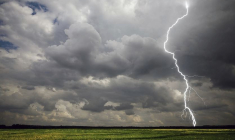 "Nous disions le mois dernier qu’il fallait s’attendre à l’arrivée d’orages, le premier de la saison a bien eu lieu. Reste à savoir s’il est annonciateur d’une tempête." (crédit : Skeeze / Pixabay)