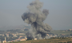 De la fumée s’élève du site d’une frappe aérienne israélienne qui a visé le village de Kfar Tibnit, dans le sud du Liban, le 11 mai 2026 ( AFP / - )