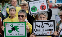 Manifestation en soutien à 12 militants du suicide assisté à l'ouverture de leur procès, accusés d'avoir aidé des personnes en France à obtenir illégalement un médicament euthanasiant, devant le Tribunal judiciaire de Paris, le 15 septembre 2025 ( AFP / STEPHANE DE SAKUTIN )