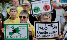 Manifestation en soutien à 12 militants du suicide assisté à l'ouverture de leur procès, accusés d'avoir aidé des personnes en France à obtenir illégalement un médicament euthanasiant, devant le Tribunal judiciaire de Paris, le 15 septembre 2025 ( AFP / STEPHANE DE SAKUTIN )