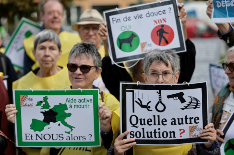 Manifestation en soutien à 12 militants du suicide assisté à l'ouverture de leur procès, accusés d'avoir aidé des personnes en France à obtenir illégalement un médicament euthanasiant, devant le Tribunal judiciaire de Paris, le 15 septembre 2025 ( AFP / STEPHANE DE SAKUTIN )