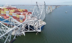 Vue par drone du cargo Dali, qui s'est écrasé sur le pont Francis Scott Key et l'a fait s'effondrer, à Baltimore