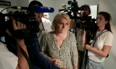La ministre de la Santé Stéphanie Rist  visite l'hôpital de Paris-Saclay à Orsay, au sud-ouest de Paris, le 25 juin 2026 ( AFP / Dimitar DILKOFF )