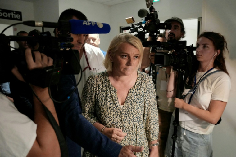 La ministre de la Santé Stéphanie Rist  visite l'hôpital de Paris-Saclay à Orsay, au sud-ouest de Paris, le 25 juin 2026 ( AFP / Dimitar DILKOFF )