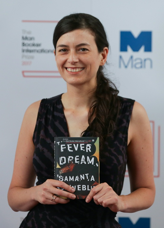 L'auteure argentine Samanta Schweblin pose avec son livre "Fever Dream" lors de la séance photo des finalistes du prix Man Booker International, à l'église St James de Londres, le 13 juin 2017 ( AFP / Daniel LEAL )