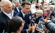Le président du Rassemblement national, Jordan Bardella (C) lors d'un déplacement à la Foire de de Châlons-en-Champagne, le 29 août 2026  ( AFP / Sameer Al-DOUMY )