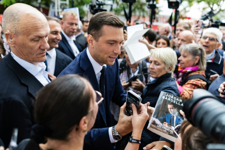 Le président du Rassemblement national, Jordan Bardella (C) lors d'un déplacement à la Foire de de Châlons-en-Champagne, le 29 août 2026  ( AFP / Sameer Al-DOUMY )