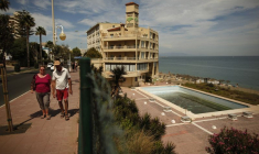 Des touristes passent devant la maison de retraite "Marymar" à Benalmadena, près de Malaga