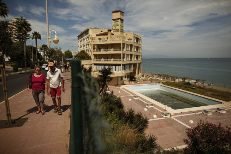 Des touristes passent devant la maison de retraite "Marymar" à Benalmadena, près de Malaga