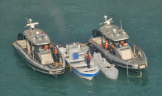 Photo diffusée par le service de presse de la Marine colombienne montrant un semi-submersible sans équipage, entre deux embarcations de la Marine colombienne sur la côte du parc Tayrona, près de Santa Marta, Colombie, le 2 juillet 2025 ( COLOMBIAN NAVY / Handout )