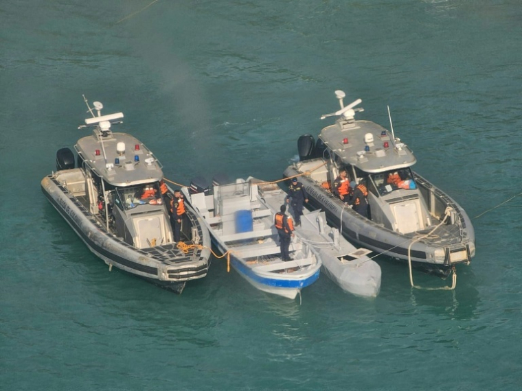 Photo diffusée par le service de presse de la Marine colombienne montrant un semi-submersible sans équipage, entre deux embarcations de la Marine colombienne sur la côte du parc Tayrona, près de Santa Marta, Colombie, le 2 juillet 2025 ( COLOMBIAN NAVY / Handout )